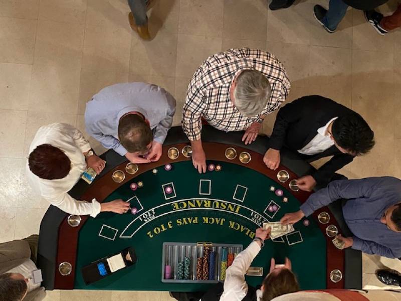 Vue de haut du black jack la table la plus appréciée de nos soirées casino pour entreprise