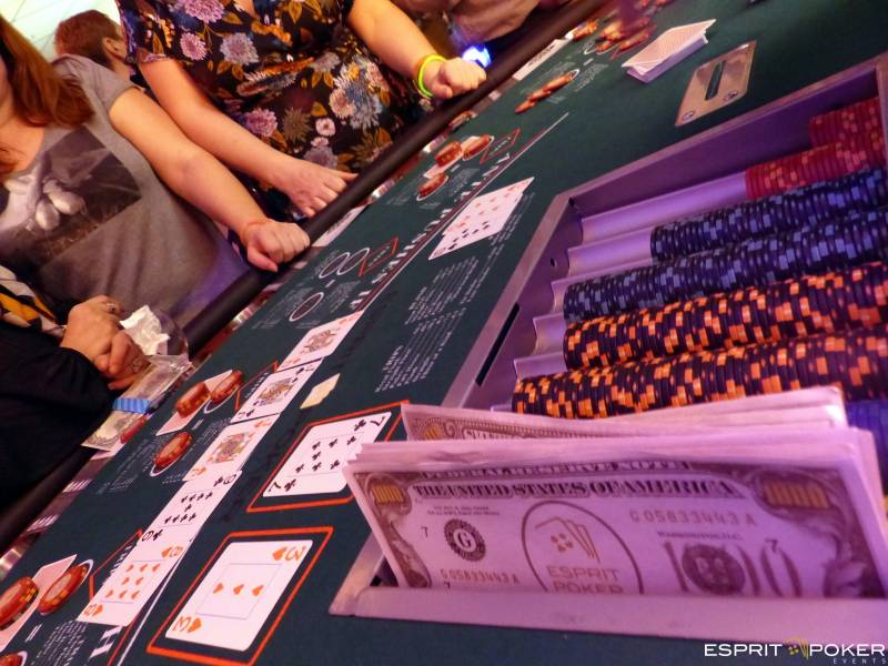 Variante du poker, découvrez l'ultimate pour vos soirées casino entreprise
