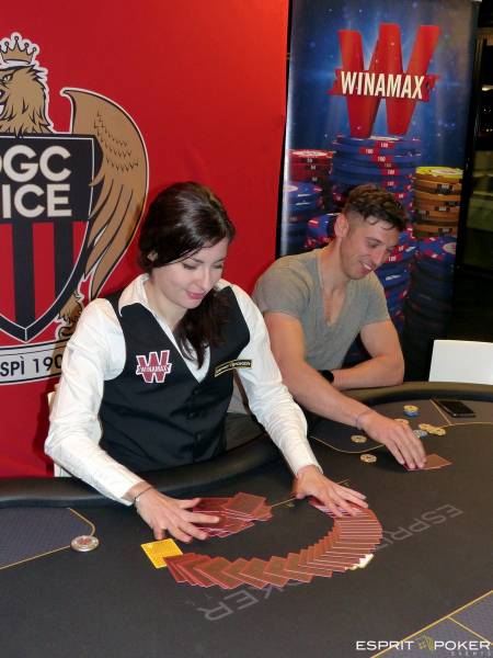 Croupière en table finale de l'animation tournoi de poker à Nice