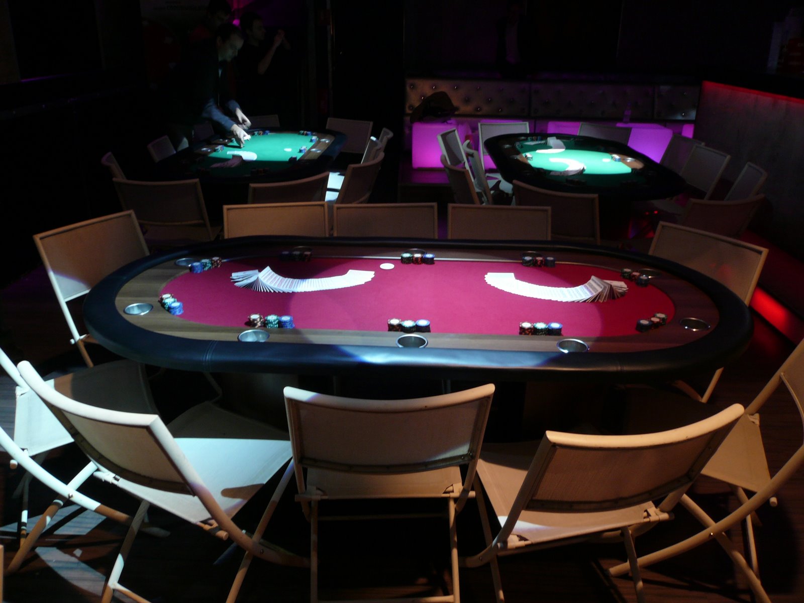 une belle table de poker présentée par esprit poker à villeurbanne