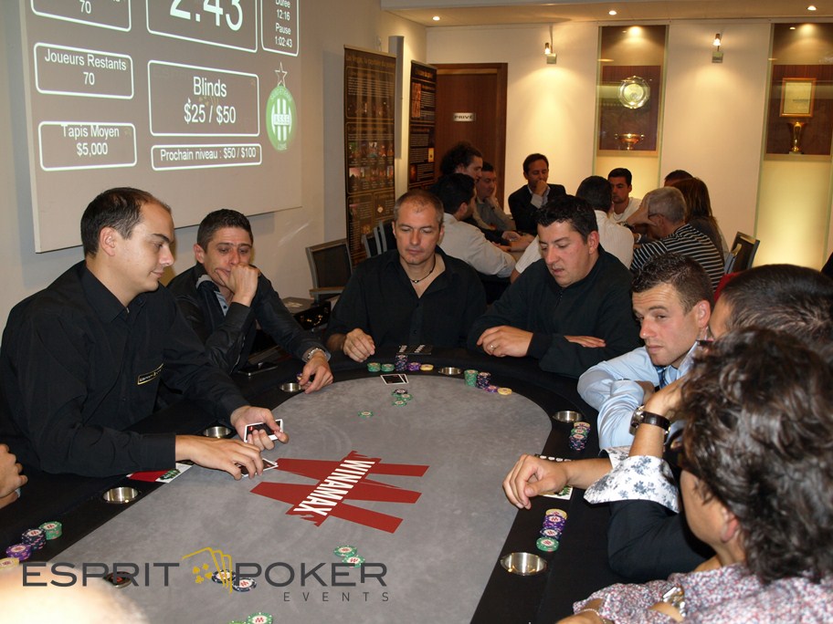 table de finale d'un tournoi de poker à saint etienne