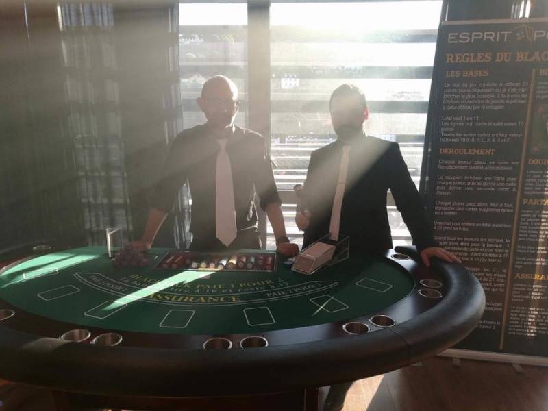 Ambiance Tripot Clandestin lors d'une soirée PEaky Blinders au Rooftop 52 à Confluence