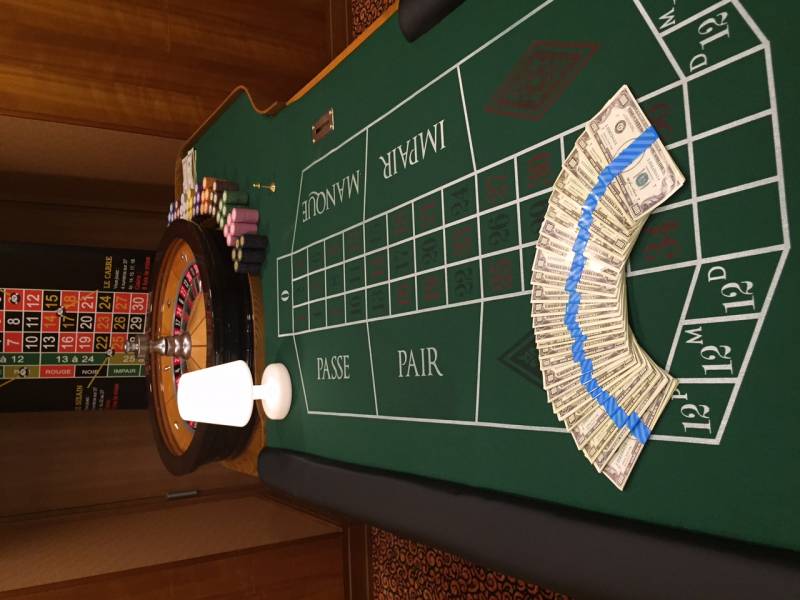 Une table de roulette et les faux billets attendant les invités d'un séminaire au Marriott Lyon