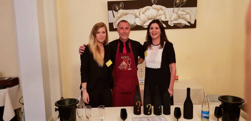 Deux heureuses participantes d'une animation oeonoludique chausette en Alsace