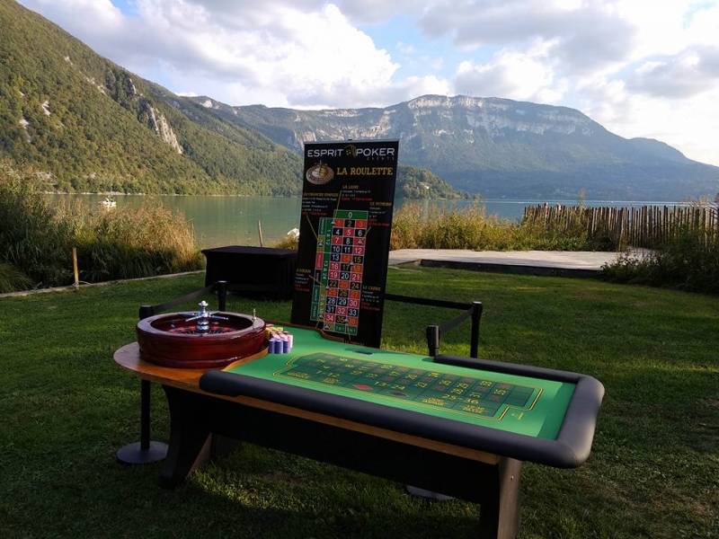 Une table de roulette dans le cadre bucolique de la région d'Annecy