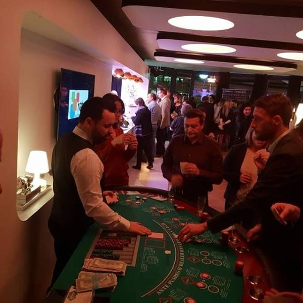 Une animation Ultimate Poker dans le Roofbar du Rooftop 52 à Lyon Confluence