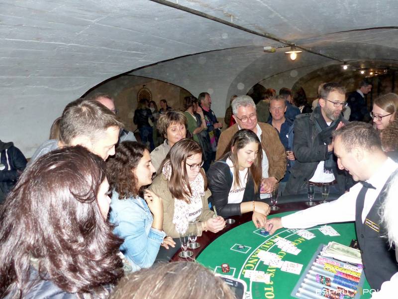 Mettez le feu à vos soirées de séminaires en installant une animation casino dans un caveau