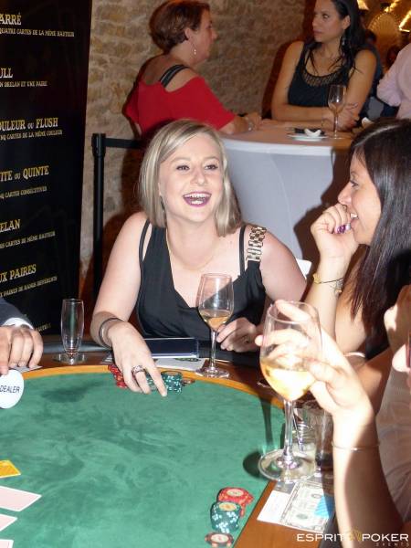 Une cliente heureuse de découvrir sans risques le poker en activité entreprise au Château d'Igé