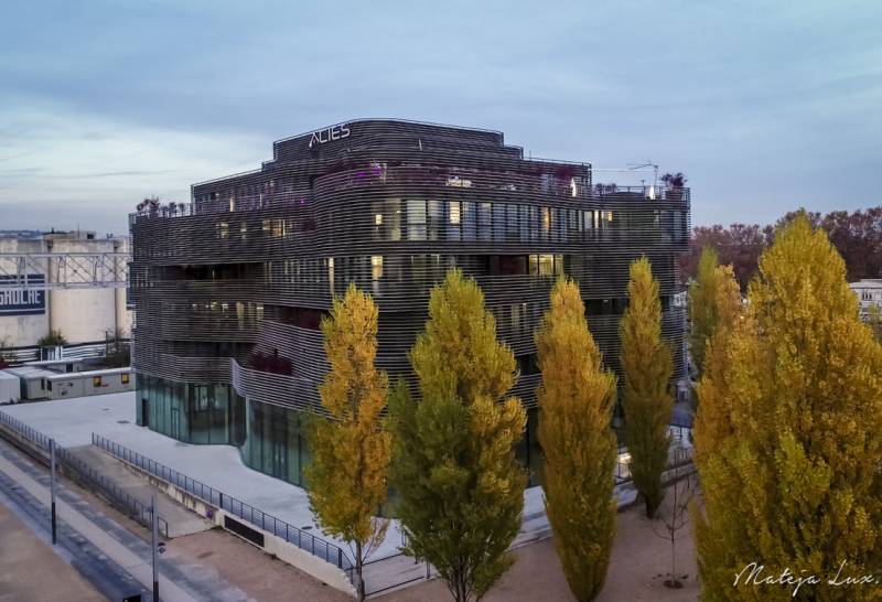L'architecture élégante et raffinée du Rooftop 52 en fait un lieu de premier choix pour votre animation casino à Lyon Confluence