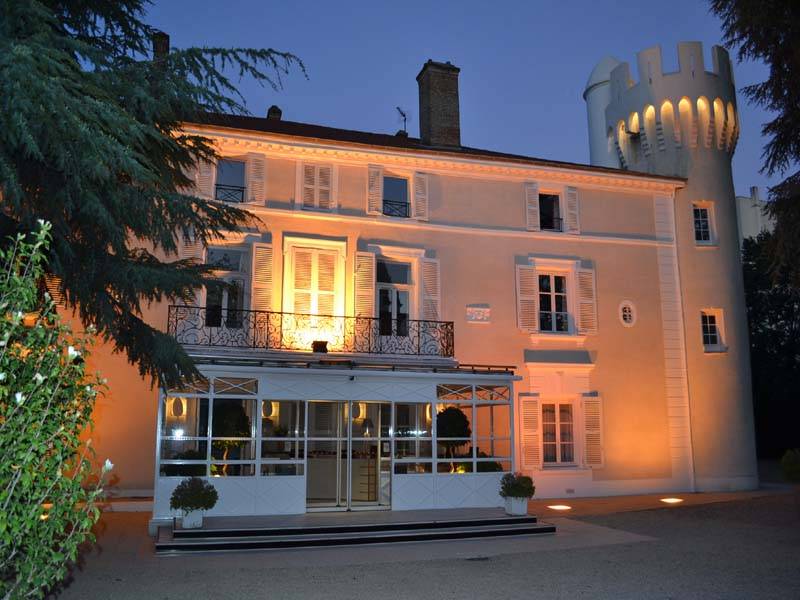 Le château de Montchat à Lyon illuminé en façade en soirée d'entreprise