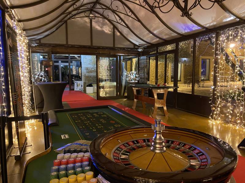 Tables de jeu casino dans la verrière du domaine de Bellevue à 30 minutes de Lyon