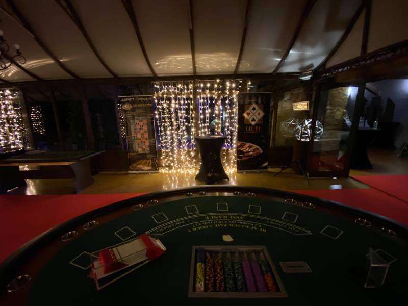 Votre soirée à thème Gatsby entre casino, pierre dorées et cocktails raffinés avec les éclairages d'Evideence