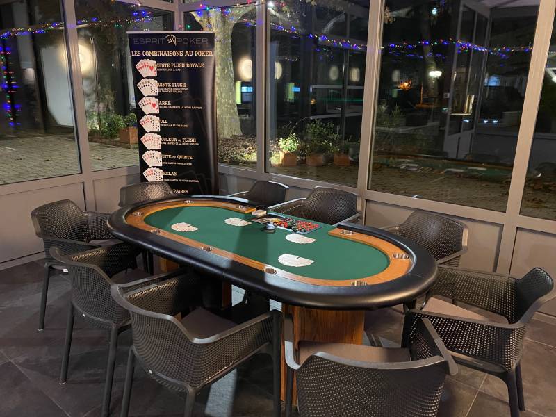 table de poker pour séminaire d'entreprise aux oliviers proche de Valence