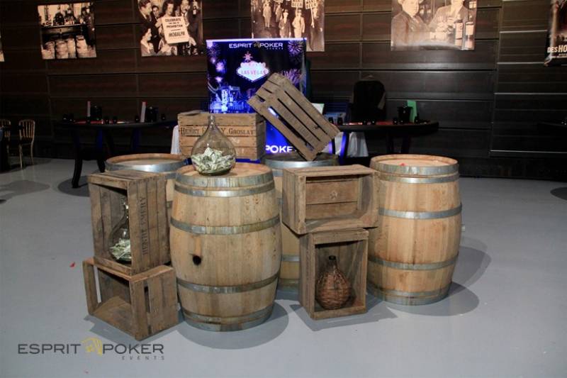 Décoration en option pour votre animation Casino des vins à Chambéry avec tonneaux, vieilles caisses et jarres