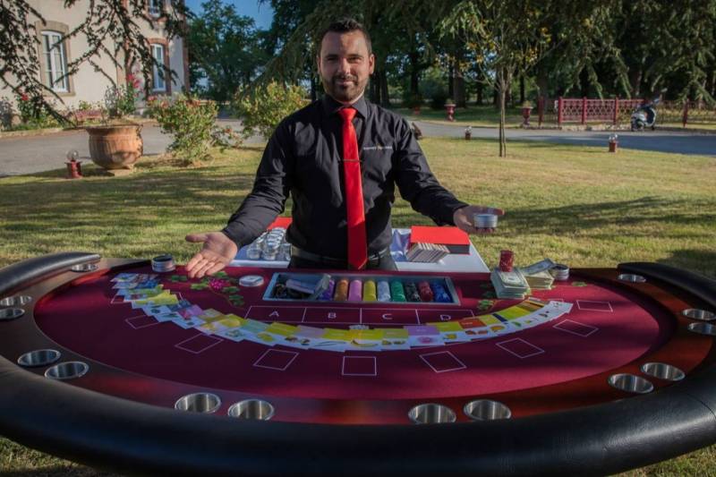 Atelier Casino des Vins en terrasse avec dégustation et quiz œnologique lors d'un séminaire d'été à Lyon