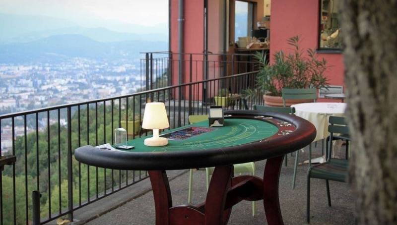 Table de Black Jack animée par un croupier professionnel en terrasse lors d'une soirée d'entreprise estivale