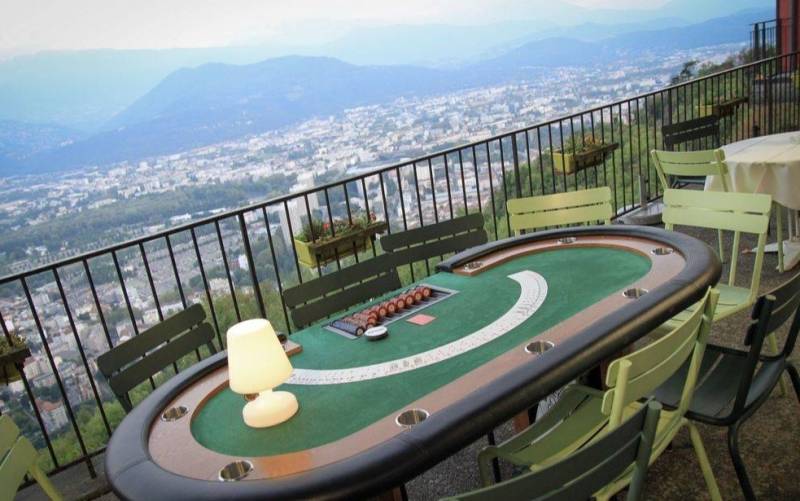 Table de Poker Esprit Poker installée en extérieur pour un séminaire d'entreprise en juin à Lyon