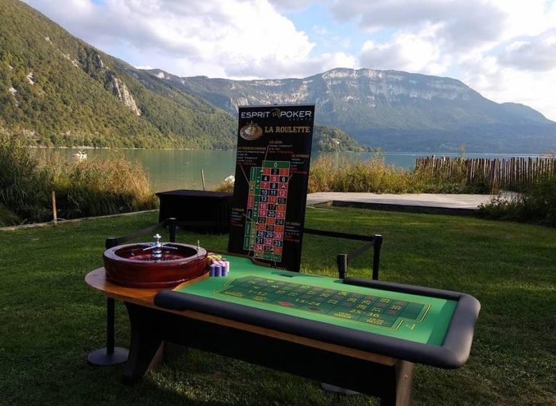 Table de Roulette Esprit Poker en extérieur avec vue dégagée pour un événement d'entreprise en juin