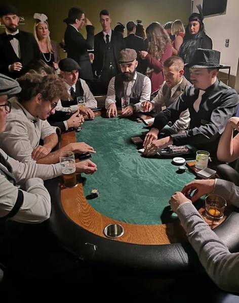 Table de Poker pour une soirée d'entreprise sur le Thème Peaky Blinders dans un pub à Saint Etienne