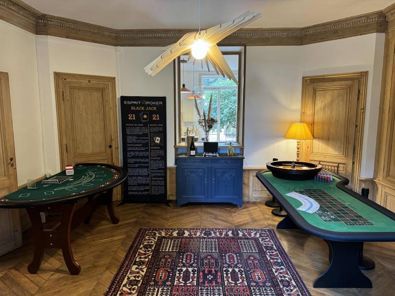Tables de Roulette et Black Jack dans un des salons du Domaine de Tourieux à Savigny