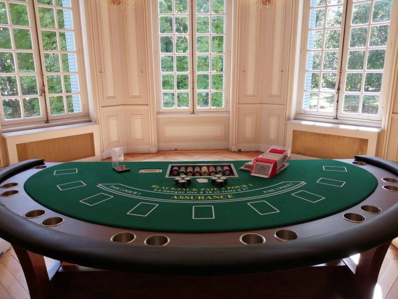 Table de Black Jack dans la rotonde du Château de Rajat à Saint Pierre de Chandieu