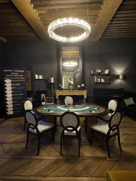 Initiation au poker lors d'un comité de direction dans le Dauphiné
