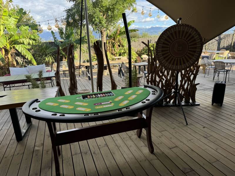 Tables de jeux Casino installées au Mamao pour un événement d'entreprise près de Valence
