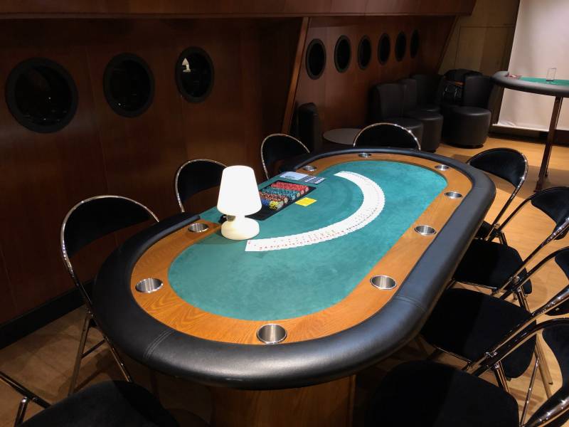 La table de poker à bord des bateaux lyonnais attend ses invités pour un évènement d'entreprise