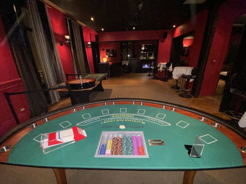 Salon de réception avec tables de casino à l'étage du Victoria Hall à Lyon
