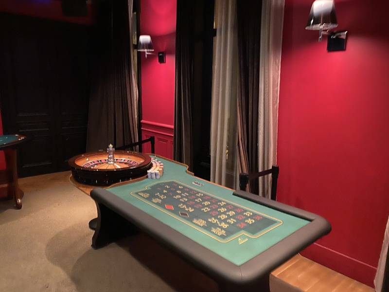 Une splendide table de roulette et son cylindre 80cm Abbiati dans le lieu de réception à Lyon pour votre évènement