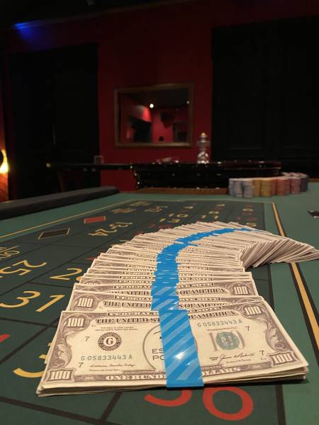 Armés de dollars plongez vous dans l'ambiance feutrée du casino dans cette demeure bourgeoise au coeur de Lyon