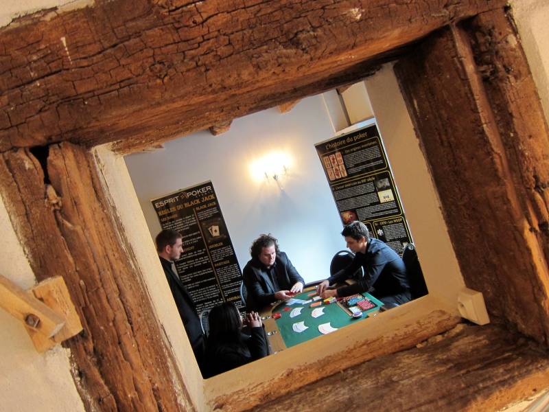 Plongez dans la ferveur d'une animation poker en entreprise à Bourgoin-Jallieu