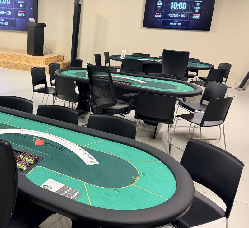 Tables de Poker professionnelles installées pour un tournoi de CSE
