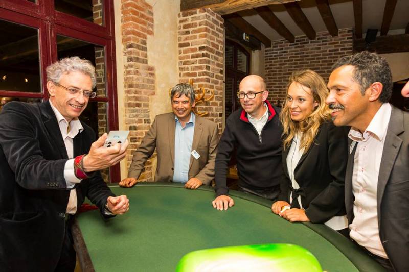 Francky Tricheur magicien close-up et table de triche pour vos soirées Casino Esprit Poker