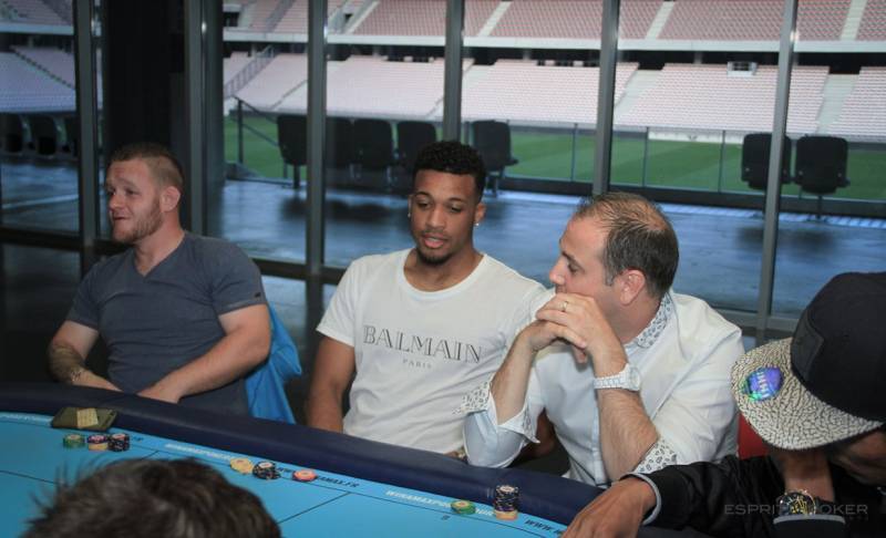 Tables de Poker professionnelles installées pour une soirée networking dans un club sportif