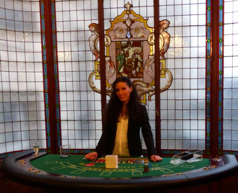 Une de nos croupières devant une somptueuse verrière à Paris avant une animation casino