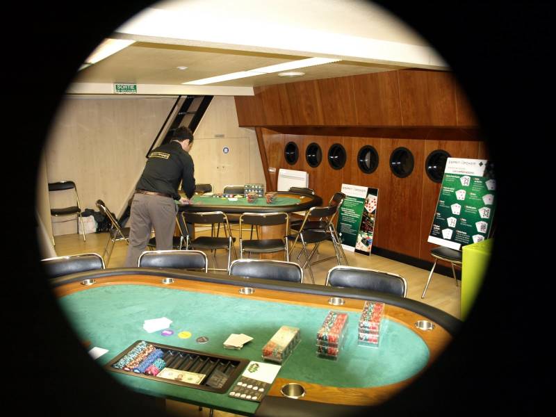 Un coup d'oeil sur la mise en place de votre animation casino à Lyon par le hublot d'une péniche à quai