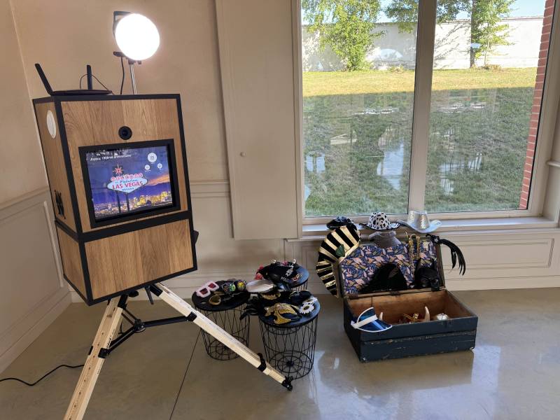 Photobooth vintage en bois Esprit Poker avec ses accessoires déguisement pour soirée Casino d'entreprise