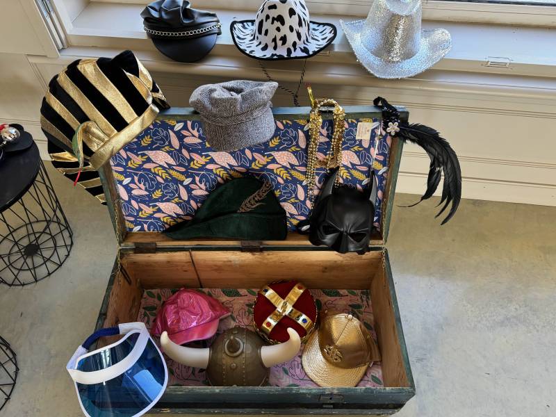 Malle d'accessoires photobooth : chapeaux, lunettes et déguisements pour animer vos photos de soirée