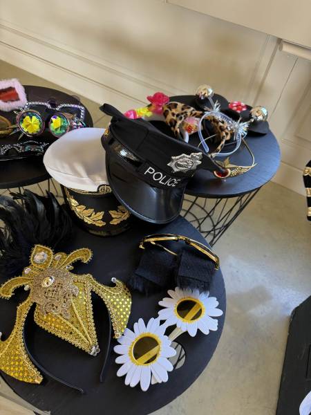 Accessoires photobooth haut de gamme : casquette Police, chapeaux à paillettes et masques pour soirée à thème