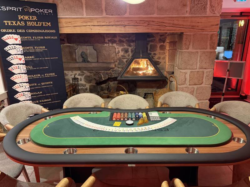 Table de Poker au coin du feu pour un séminaire d'entreprise dans la Loire