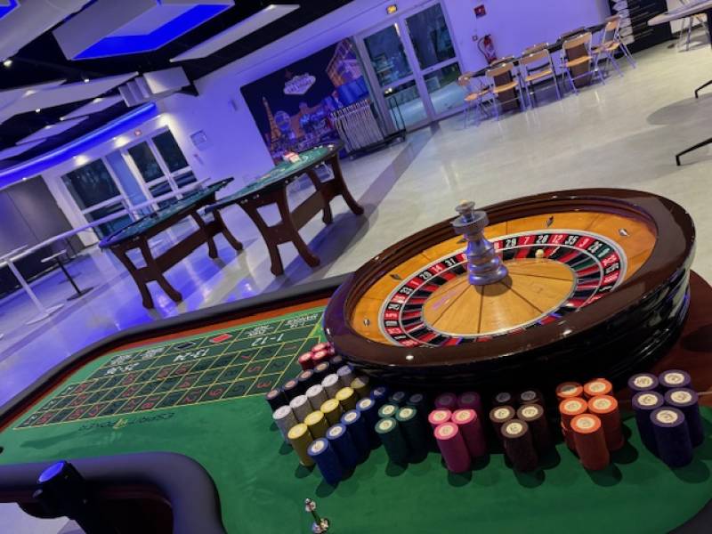  Gros plan sur une table de Roulette Anglaise professionnelle en bois et son tapis de jeu haute finition, installée par Esprit Poker pour une soirée d'entreprise à Lyon