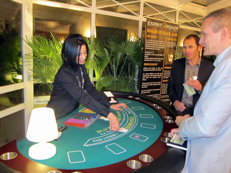 Une table de black jack animée sous la verrière du château de Montchat à Lyon pour une soirée d'entreprise
