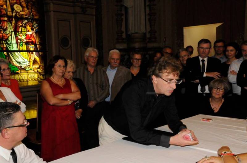 Francky Tricheur magicien close-up et table de triche pour vos soirées Casino Esprit Poker