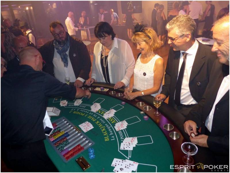 Une animation black jack pour entreprise dans le Roofbar du Rooftop 52 à Lyon Confluence