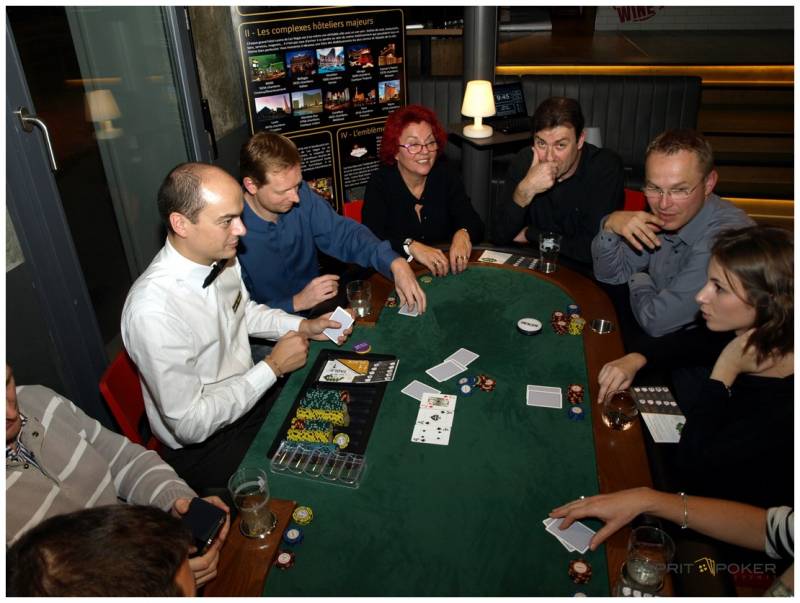 Un comité d'entreprise permet à ses salariés de découvrir le poker sans risques