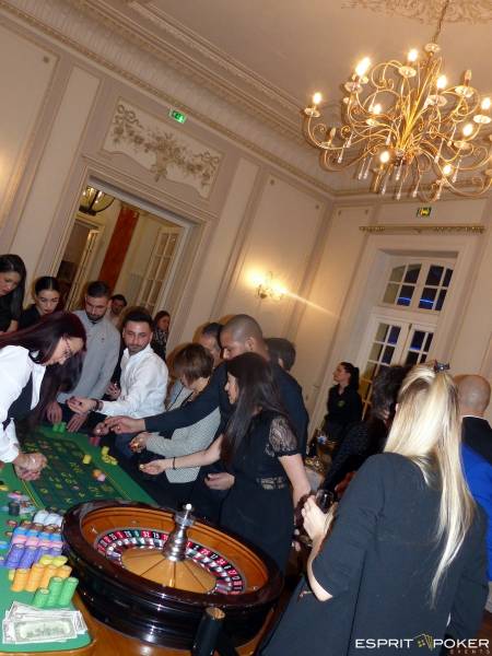 Table de roulette dans les salons du château de Rajat pour un événement d'entreprise