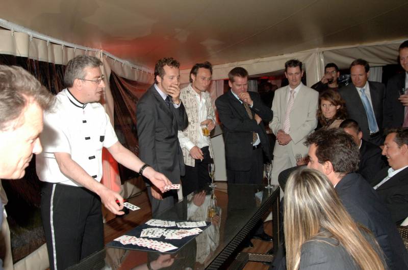 Francky Tricheur magicien close-up et table de triche pour vos soirées Casino Esprit Poker