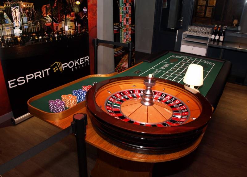 Une table de roulette à la brasserie Midi Minuit à Lyon pour une soirée clients