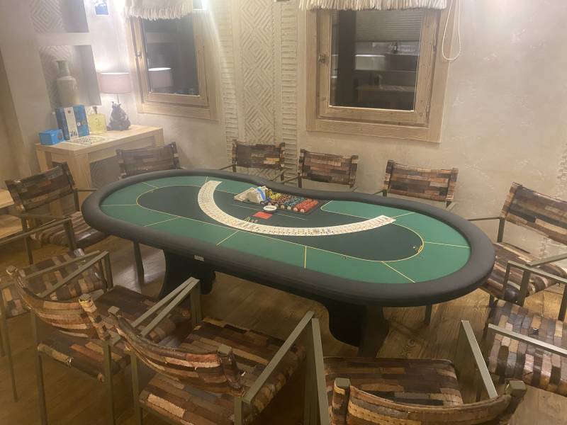 Table de Poker pour un team building d'un Comité de Direction de 8 personnes dans un chalet à Courchevel